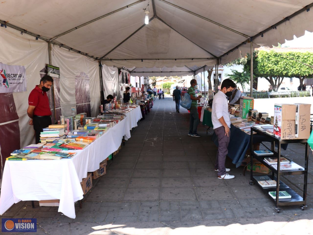 Invitan a comprar regalos decembrinos en la V Feria Navideña del Libro