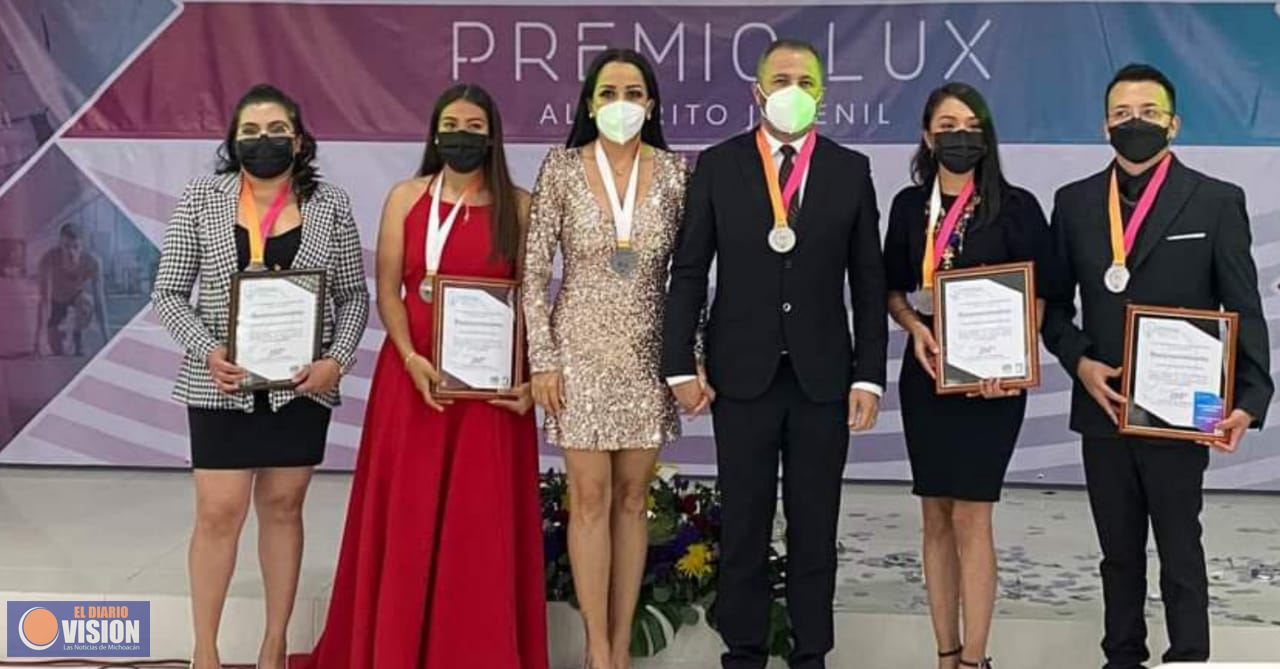 Luis Felipe León Balbanera, entrega Premio Lux al Mérito Juvenil en su segunda edición 