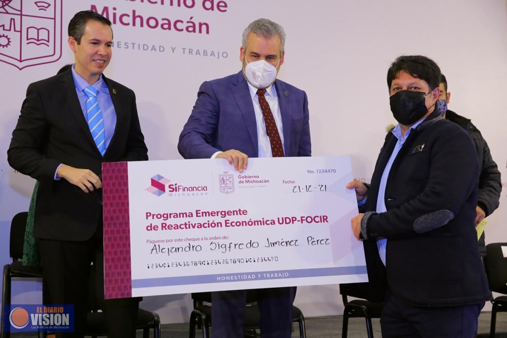 Bedolla entrega $1.3 mdp en créditos para aminorar el impacto de la pandemia en negocios