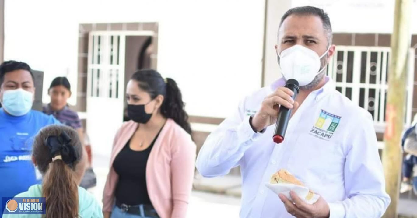 Luis Felipe León Balbanera, entrega apoyos en las comunidades de Tariacuri y Santa Gertrudis 