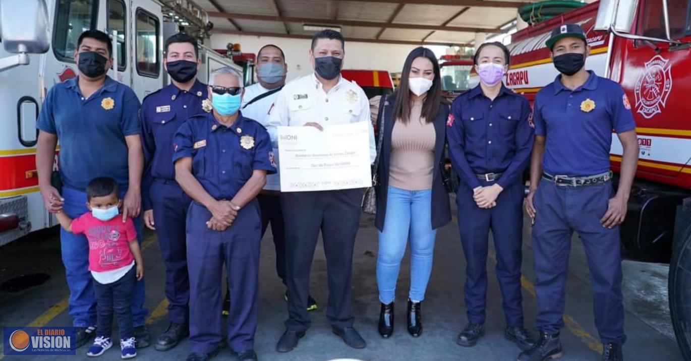Mónica Valdez, apoya en la Colecta Anual de los Bomberos Voluntarios Linces Zacapu 