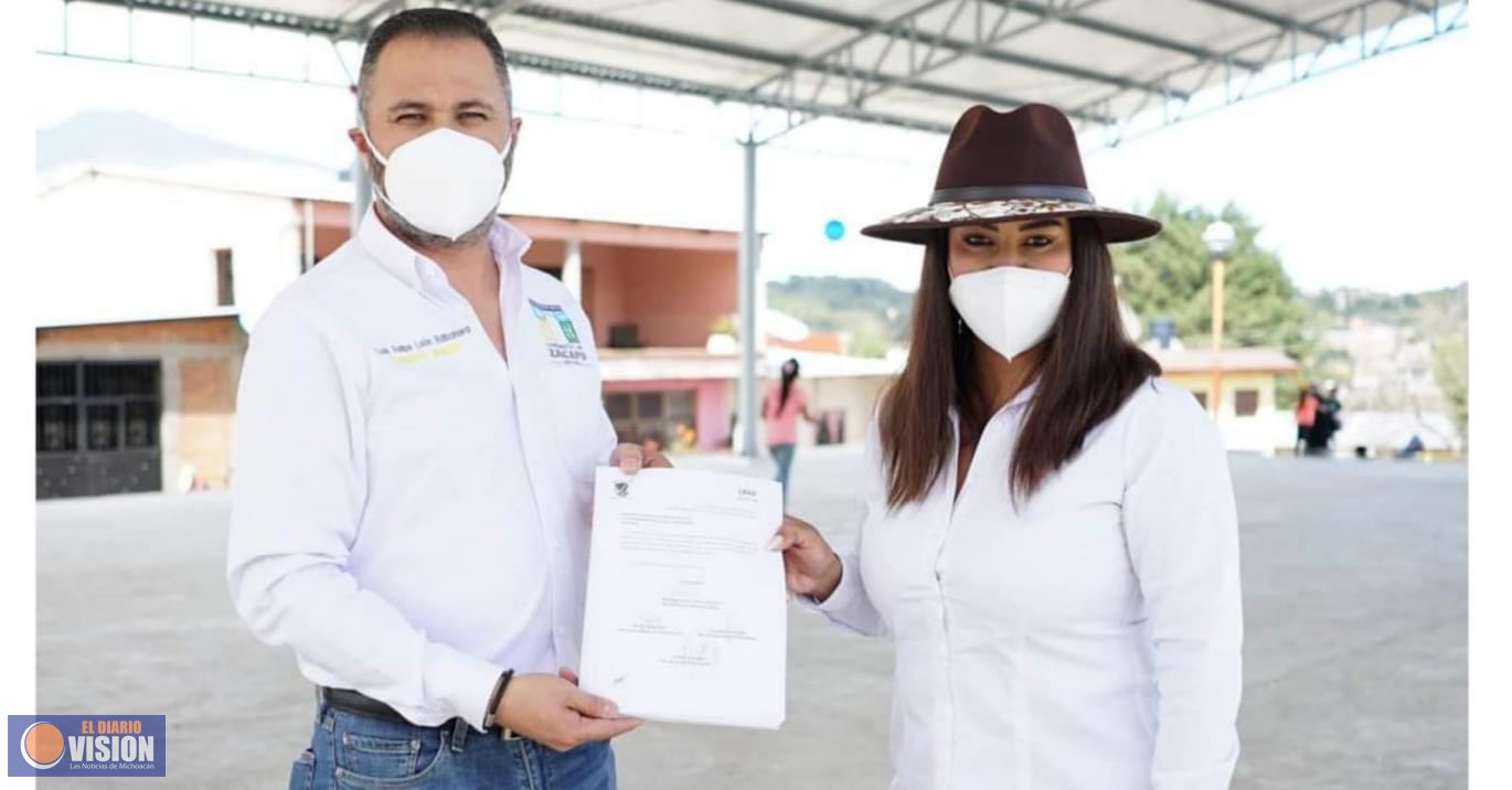 Diputada Mónica Valdez, entrega Ley de ingresos 2022 al  alcalde de Zacapu