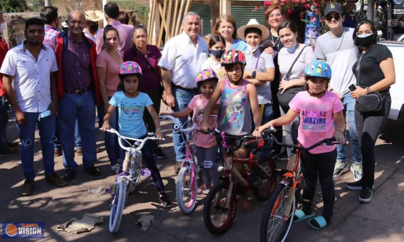 María Elena Serrano y FUCIDIM entregaron bicicletas en la comunidad de El Devanador 