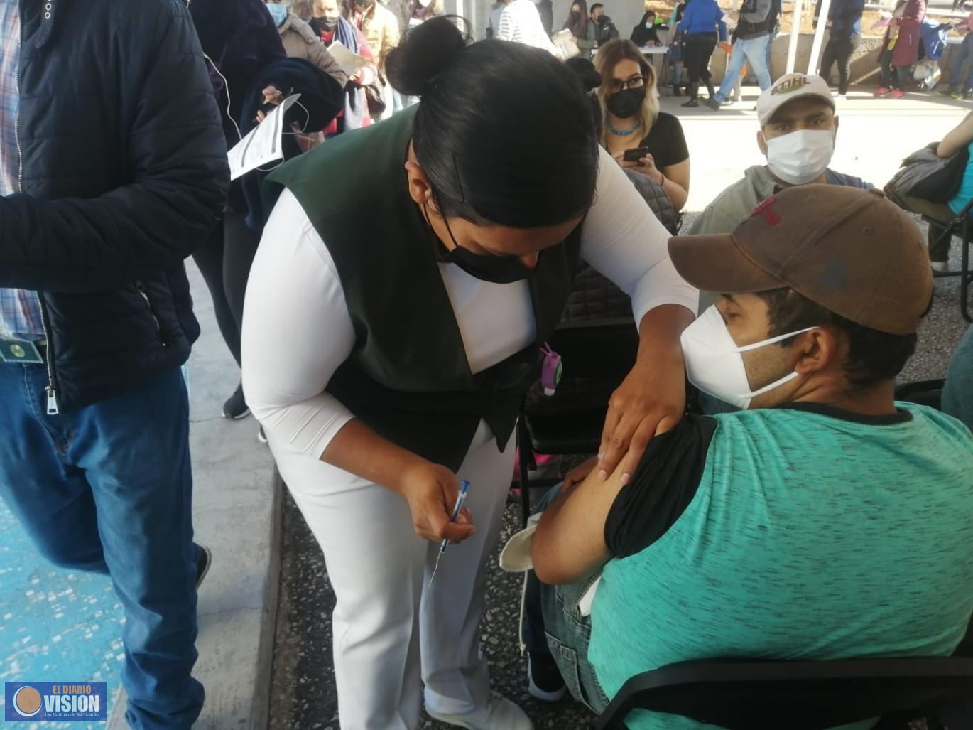 Sin contratiempos, jornada de vacunación en el Colegio de Morelia