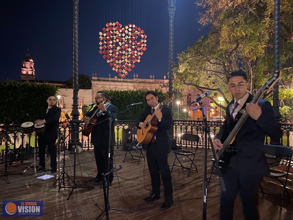 El romanticismo del bolero, se apropió de la Plaza de Armas con la SeCultura