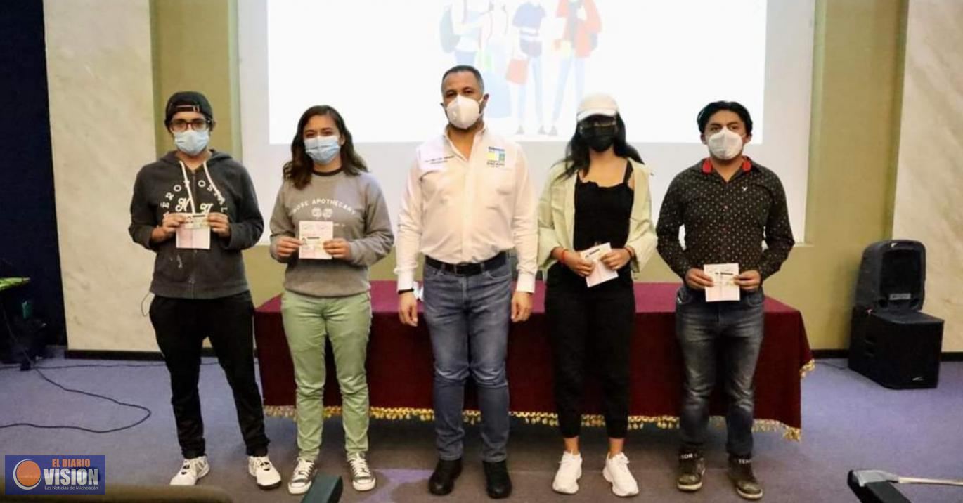 Entrega Luis Felipe León Balbanera, becas de transporte a estudiantes de Zacapu 
