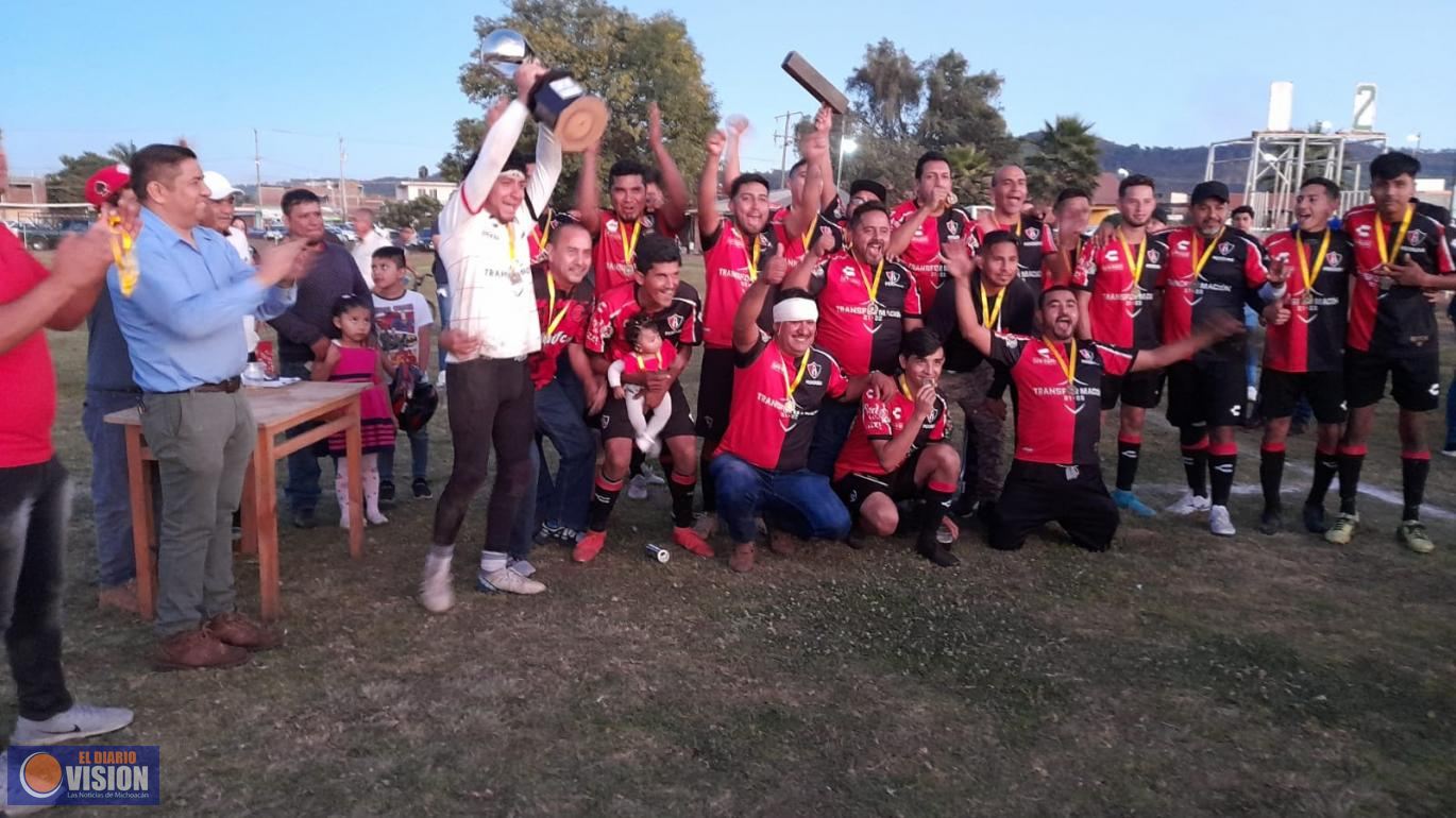 Paco Cedillo premia a deportistas de Uruapan