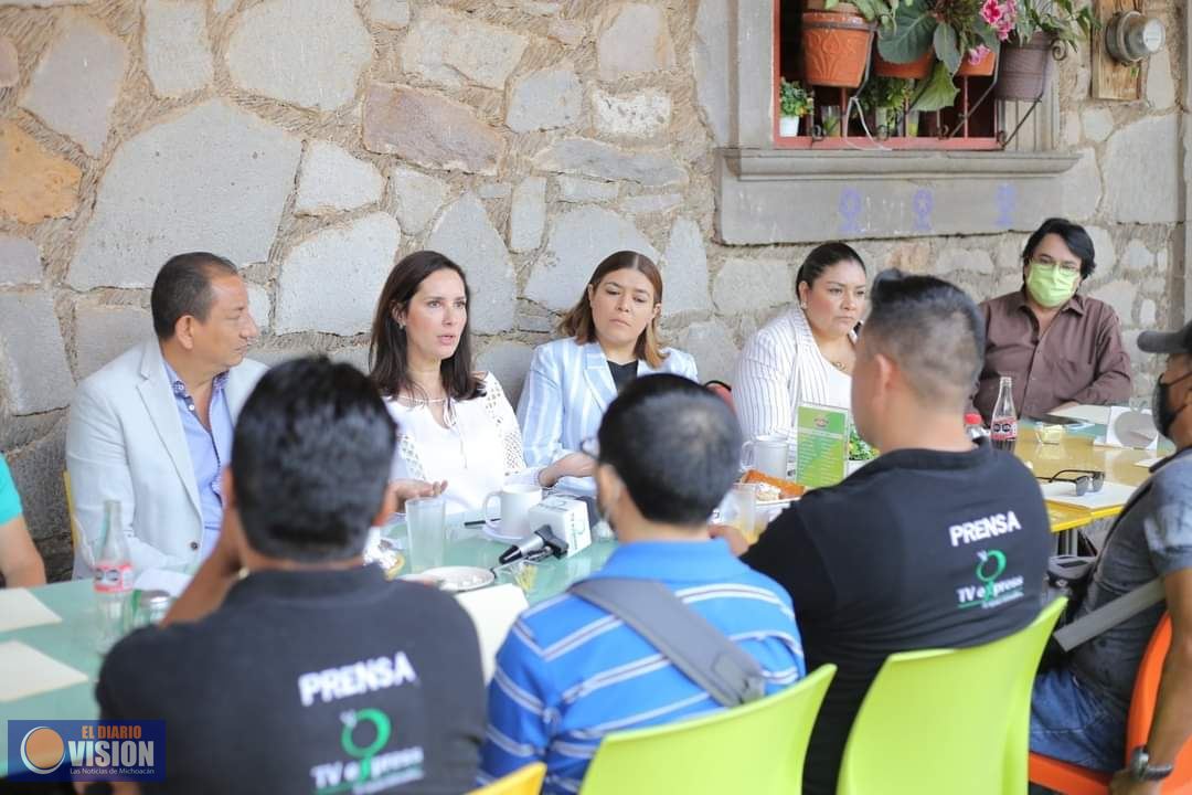 Macarena Chávez Flores se reunió con periodistas de Tacámbaro
