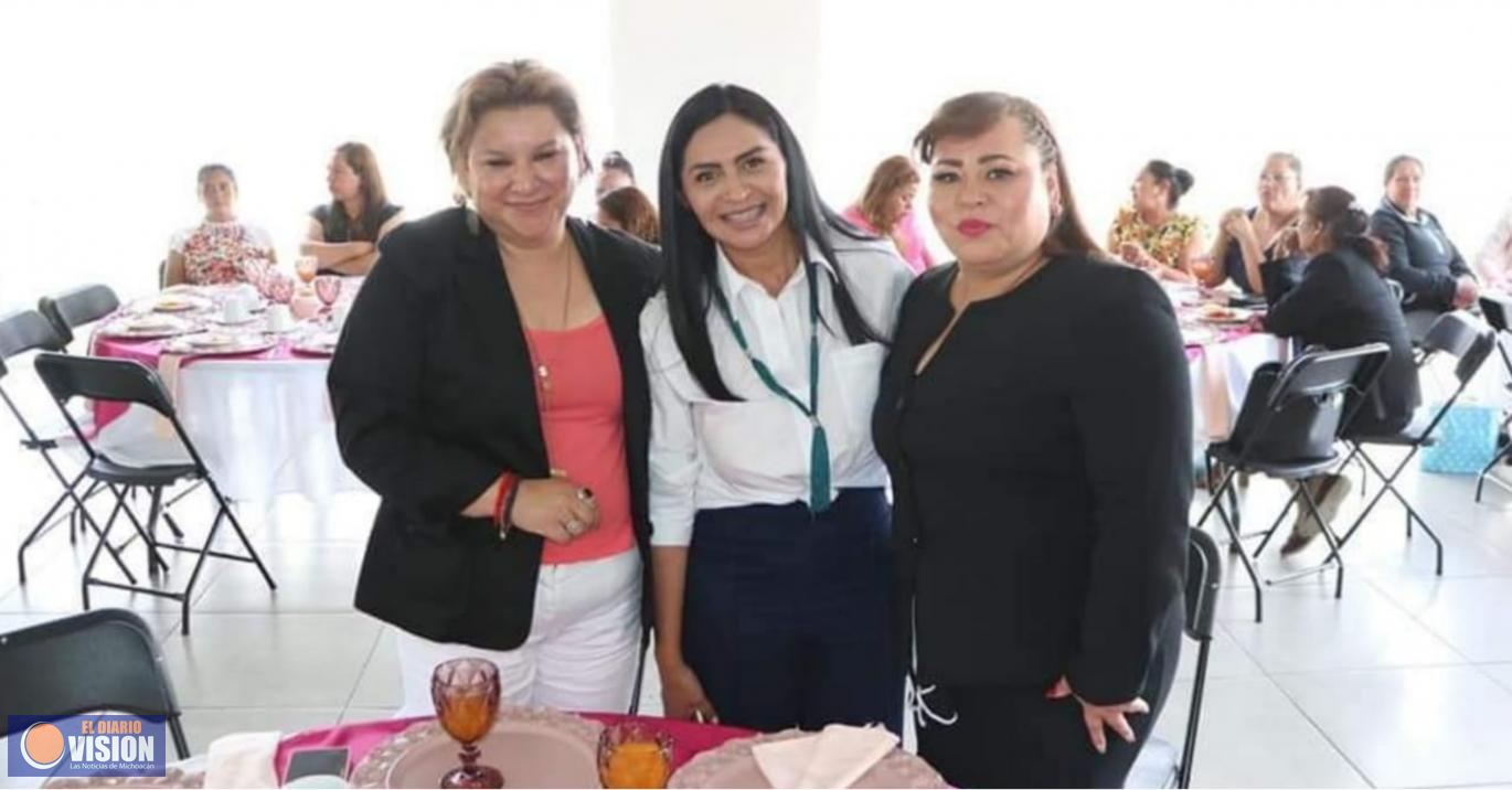Festeja Araceli Saucedo a las mamás que laboran en el Ayuntamiento