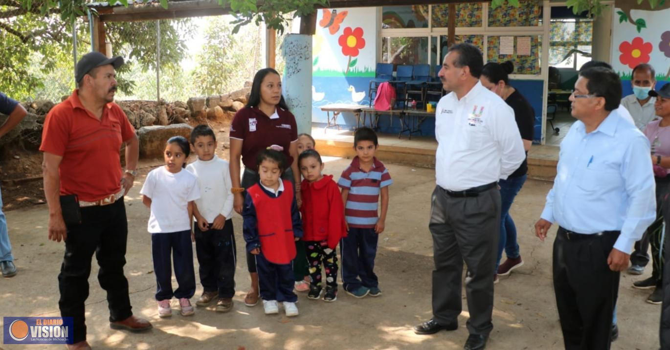 Jaime Verduzco realiza gira de trabajo en la localidad de Cutzato