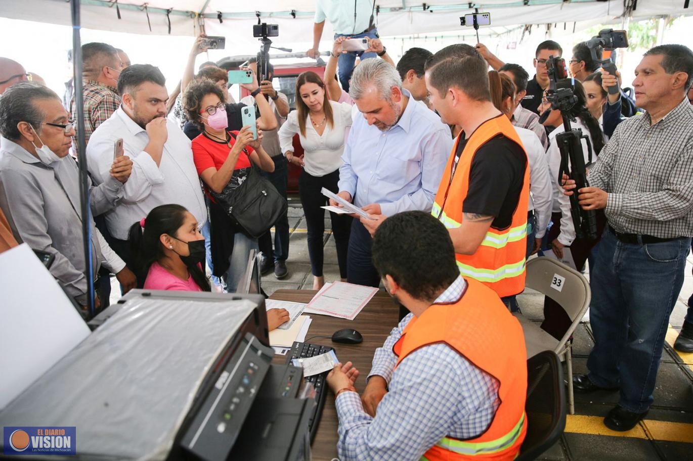 Visita Bedolla módulo de regularización de vehículos extranjeros en Uruapan