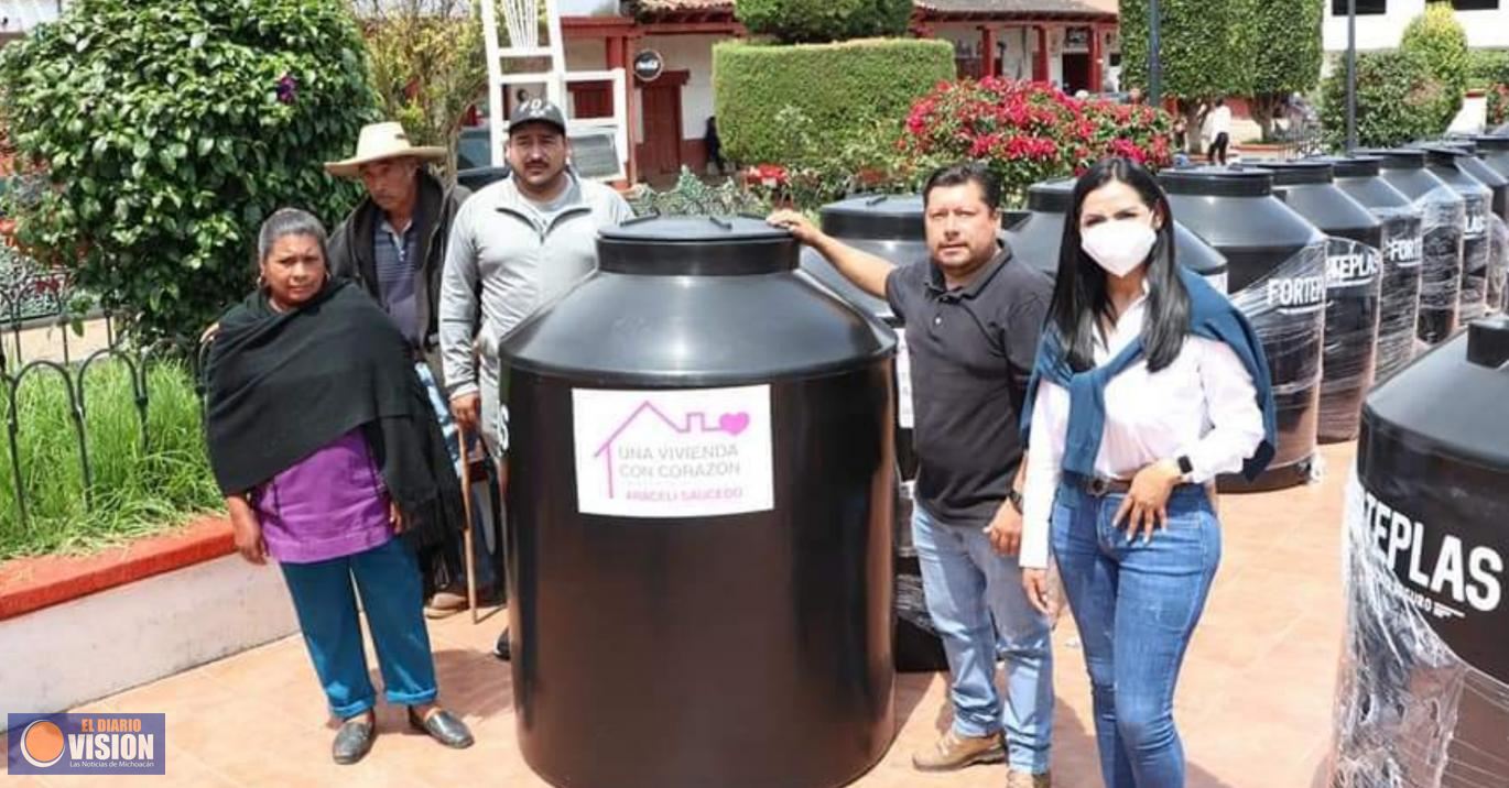 Araceli Saucedo Reyes, entregó de productos del programa una Vivienda con Corazón.