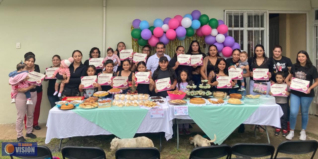 Concluye curso de repostería en La Cortina