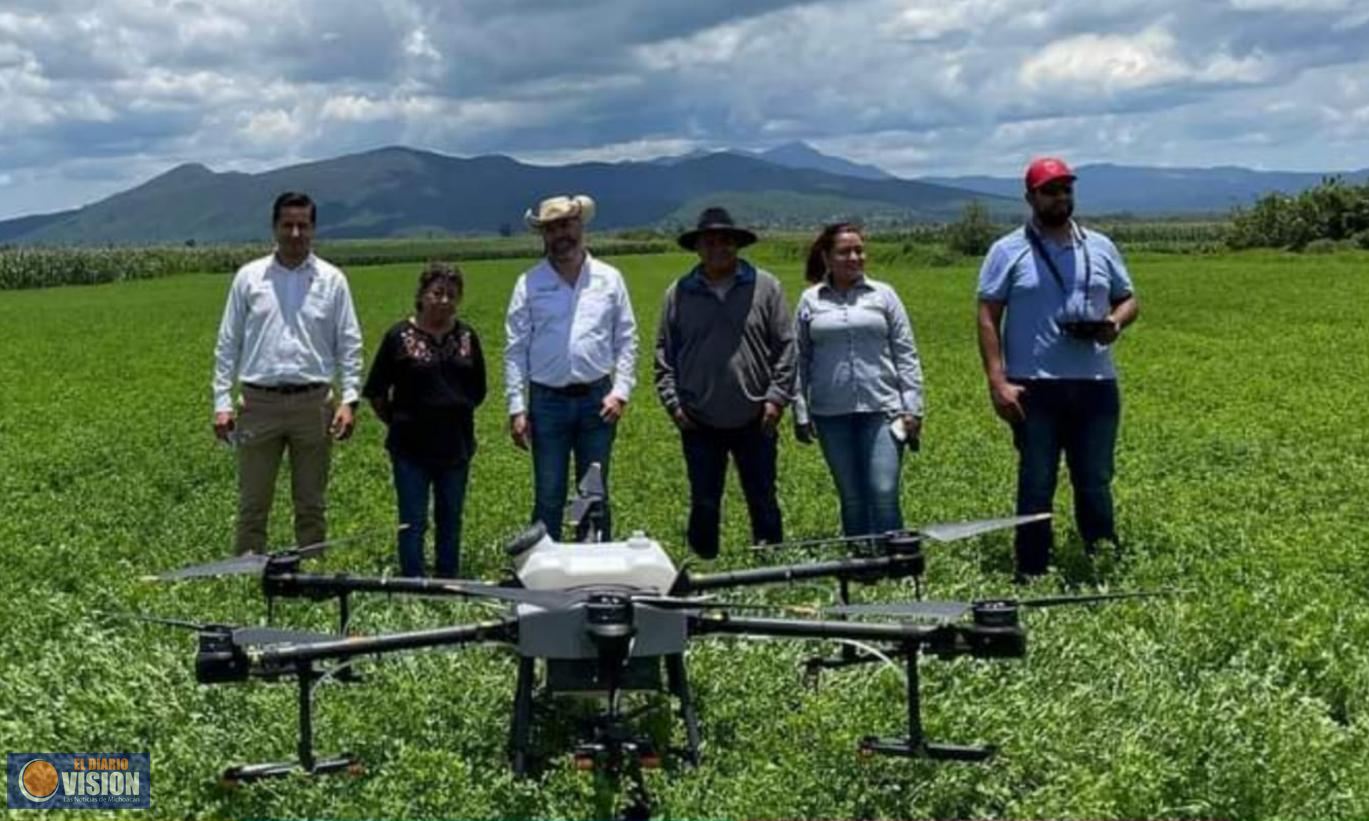 Luis Felipe entrega a productores 
