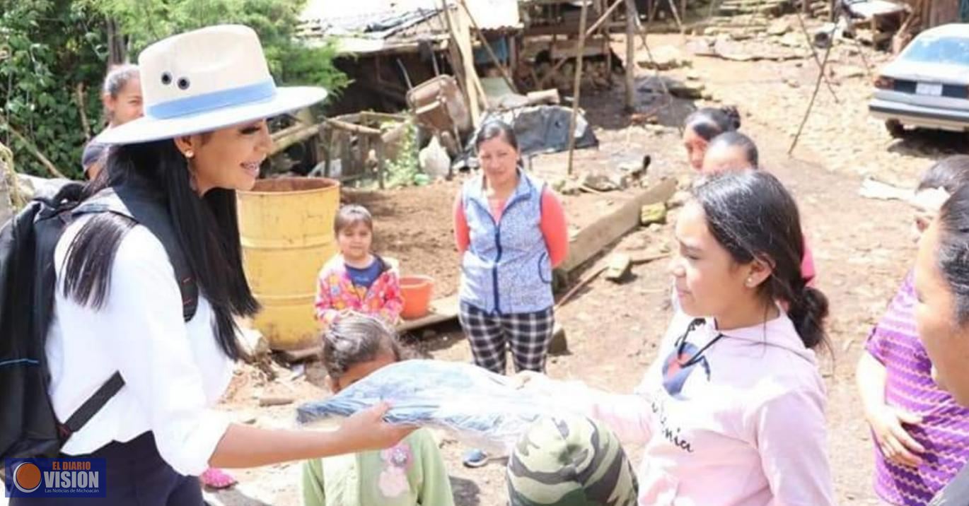 Araceli Saucedo Reyes entrega de kit de útiles escolares