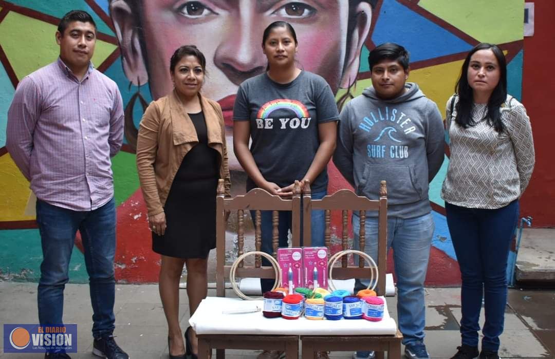 Celeste Ascencio Ortega, entregó material para los talleres de la Casa de la Cultura de Charapan
