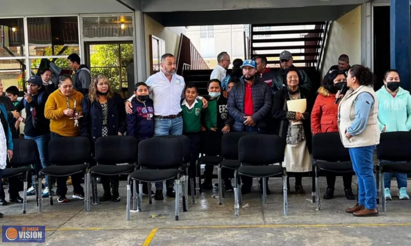 Entrega Luis Felipe León Balbanera apoyos a la escuela  primaria Revolución 
