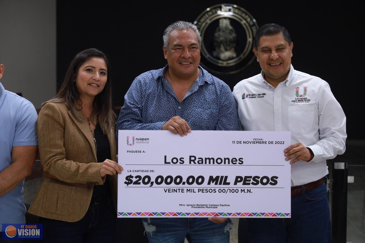 Premia Nacho Campos a ganadores del concurso de Altares Monumentales