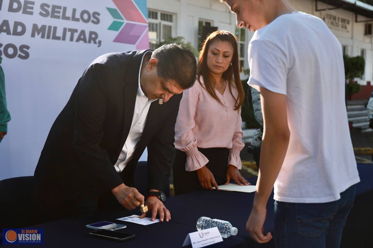 Autoridades municipales y militares realizan pase de lista a conscriptos