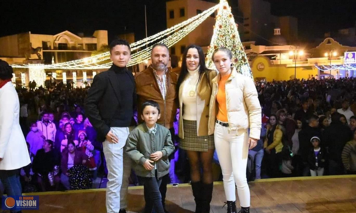 Realiza Luis Felipe León Balbanera encendido del árbol navideño 