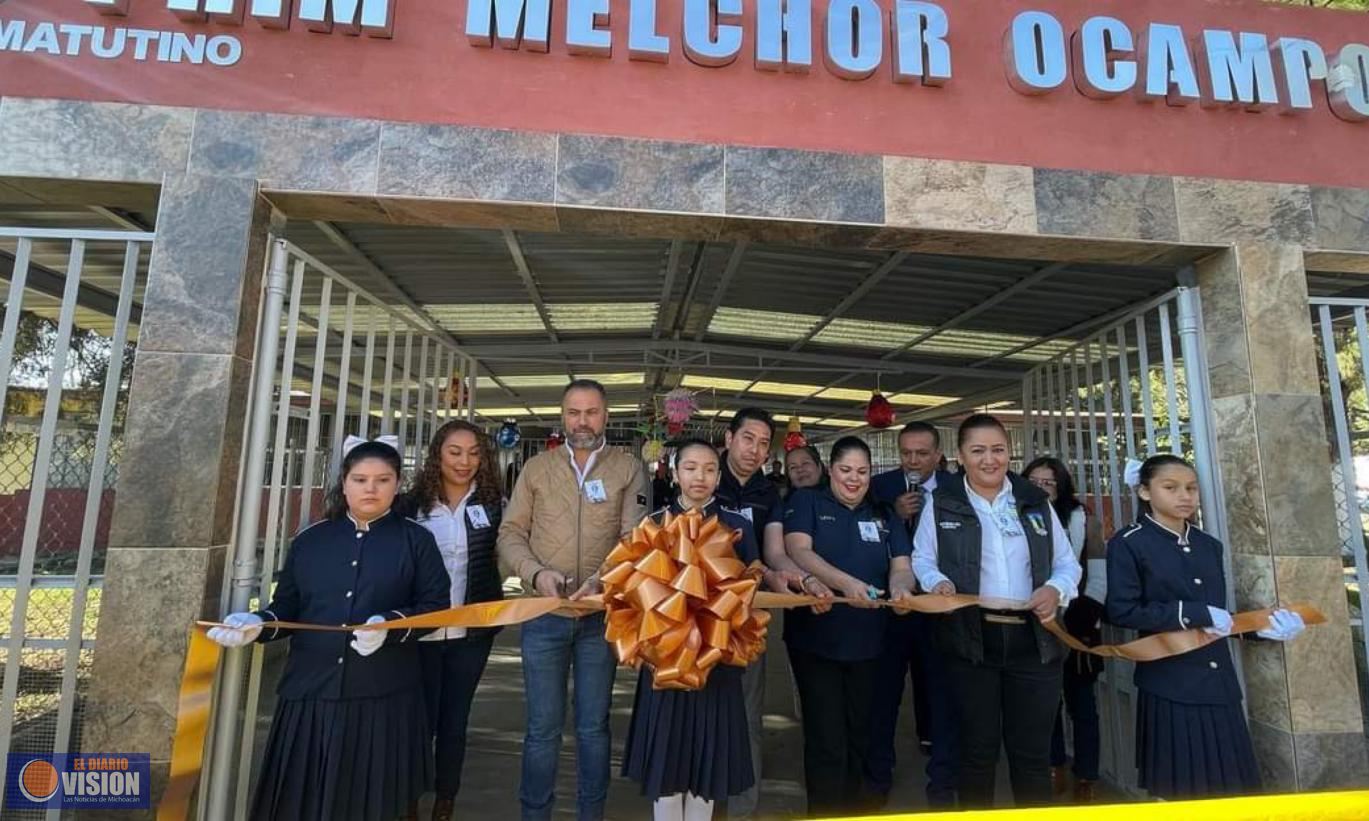 Entrega Luis Felipe fachada de la escuela primaria 