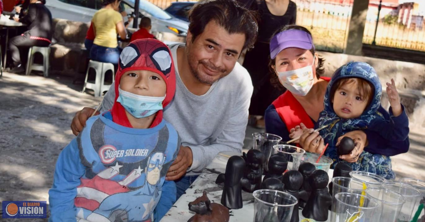 Familias morelianas disfrutaron del taller de pintura de cerámica
