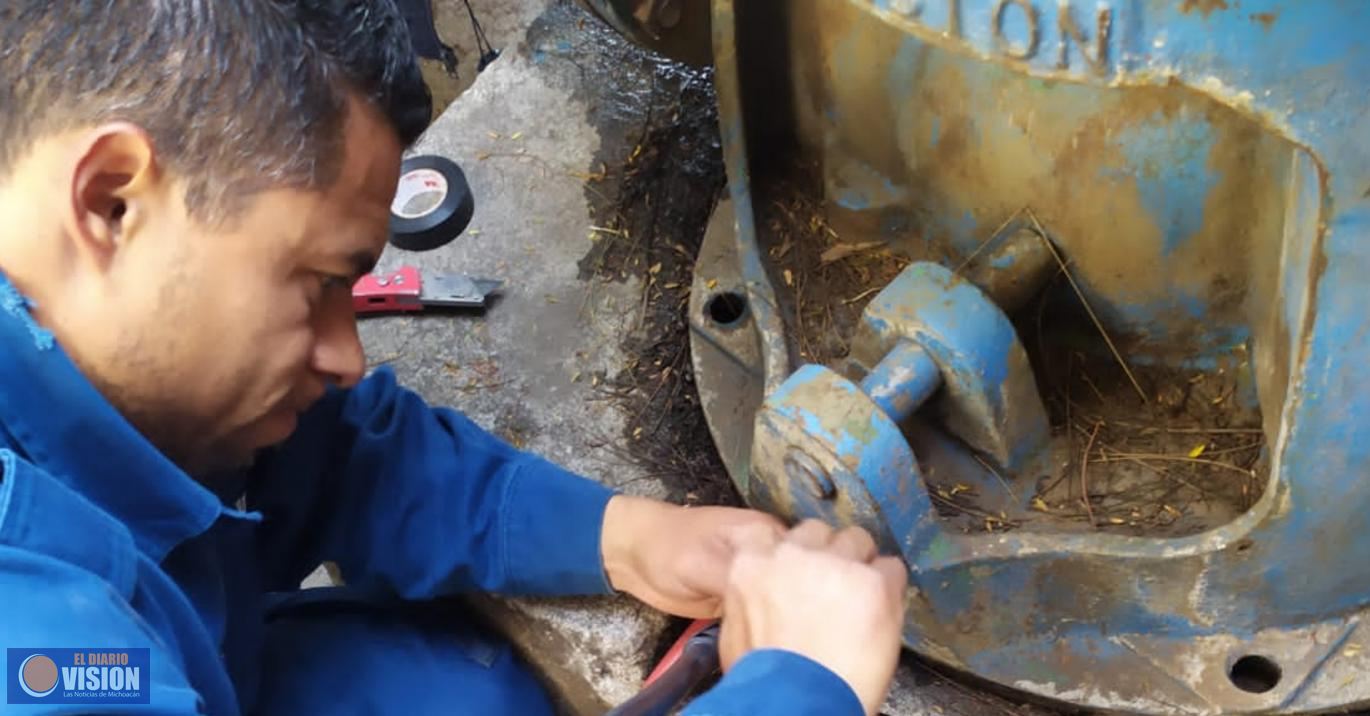 Trabajadores del OOAPAS atienden manualmente fallas de pozos