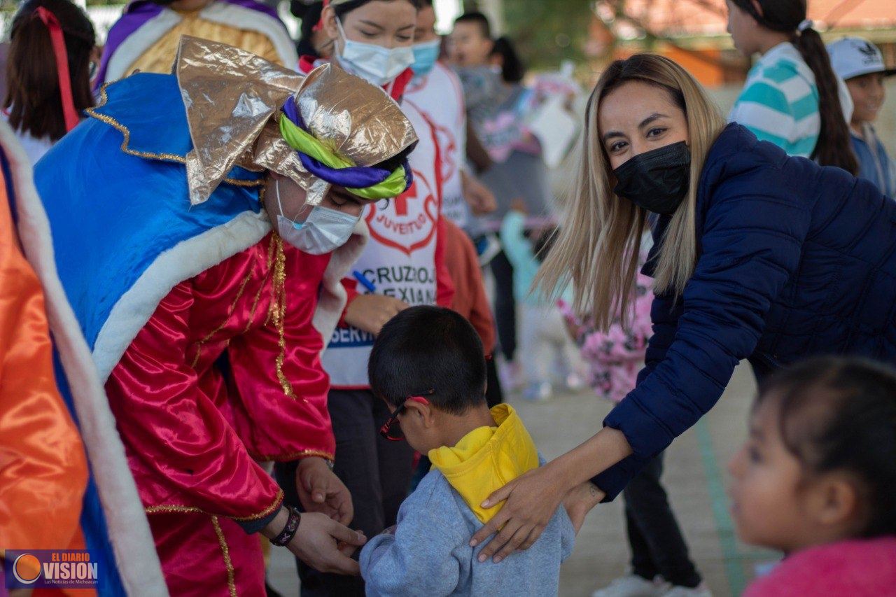 IJUM y Cruz Roja Juventud  regalan juguetes en comunidades de Tiripetío