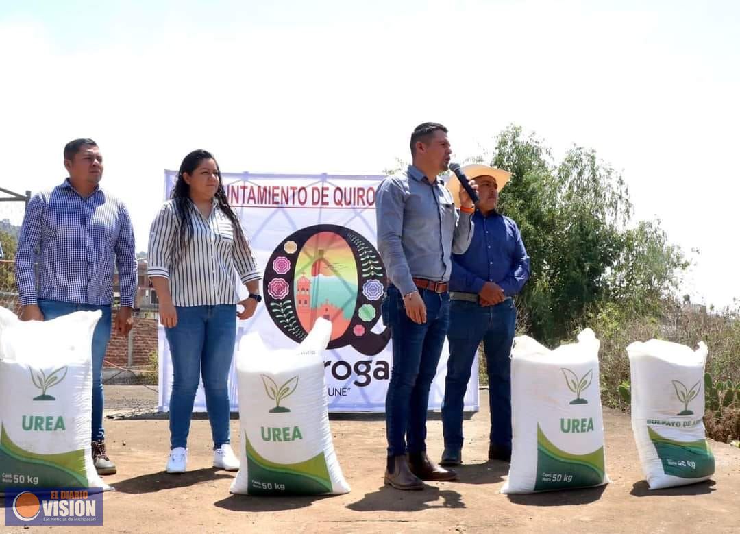 Arturo Estrada Barriga, entrega fertilizante en las comunidades de El Calvario y de Icuacato