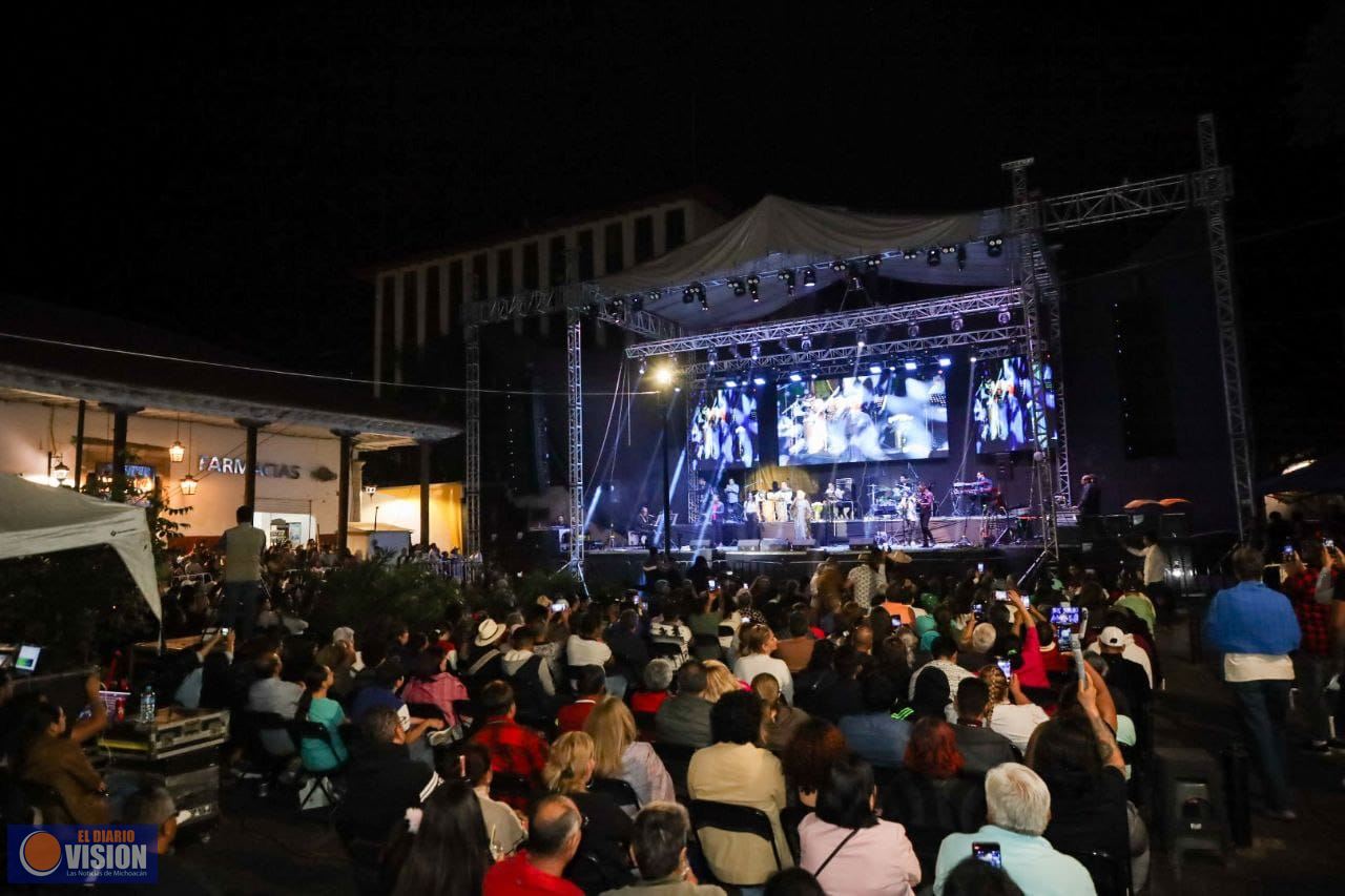 Concierto de Eugenia León engalana el Tianguis Artesanal de Domingo de Ramos