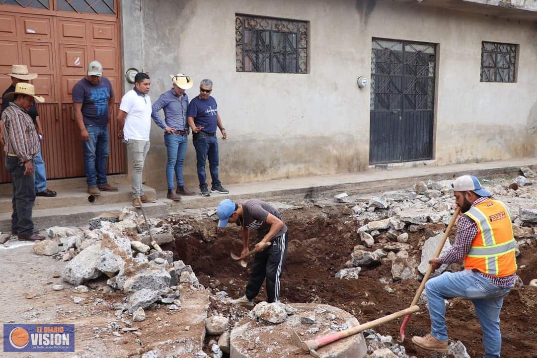 Arranca Arturo Estrada obra en la comunidad de San Andrés Tzirondaro 
