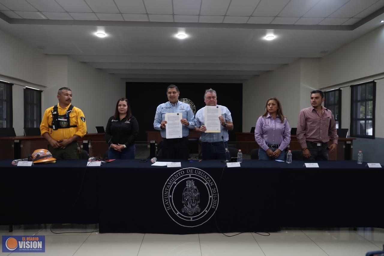 Firma Nacho Campos convenio para construir campamento para guardabosques