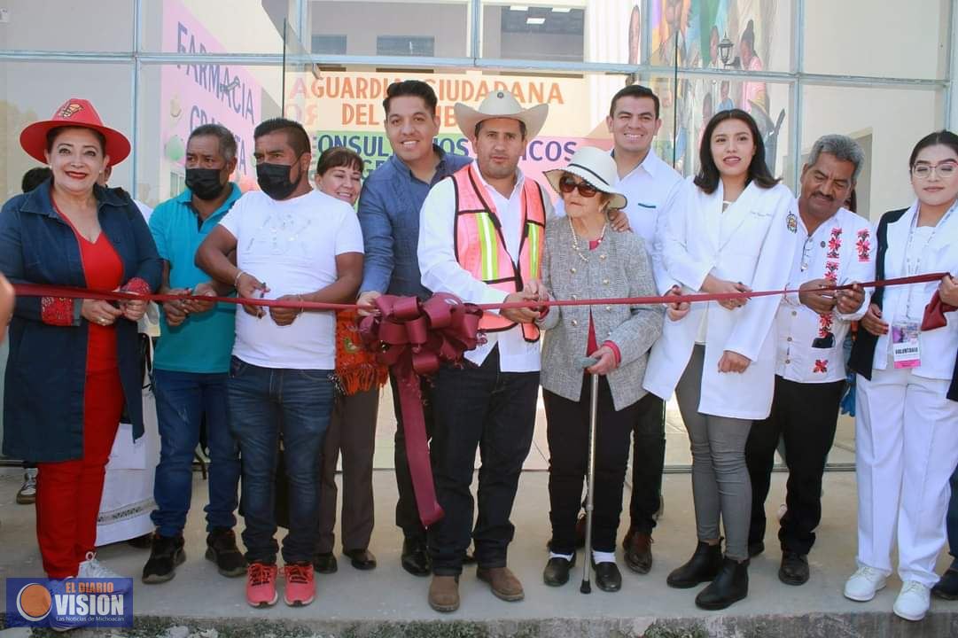 Carlos Manzo Rodríguez, inaugura farmacia gratuita en la comunidad de Capácuaro