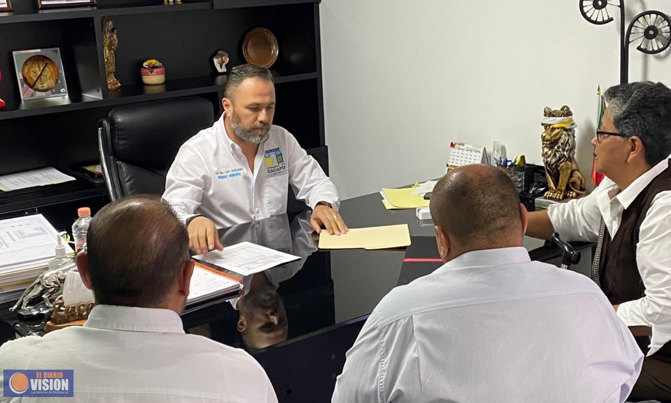 Luis Felipe León Balbanera, atiende en audiencia a profesores de la Escuela Independencia