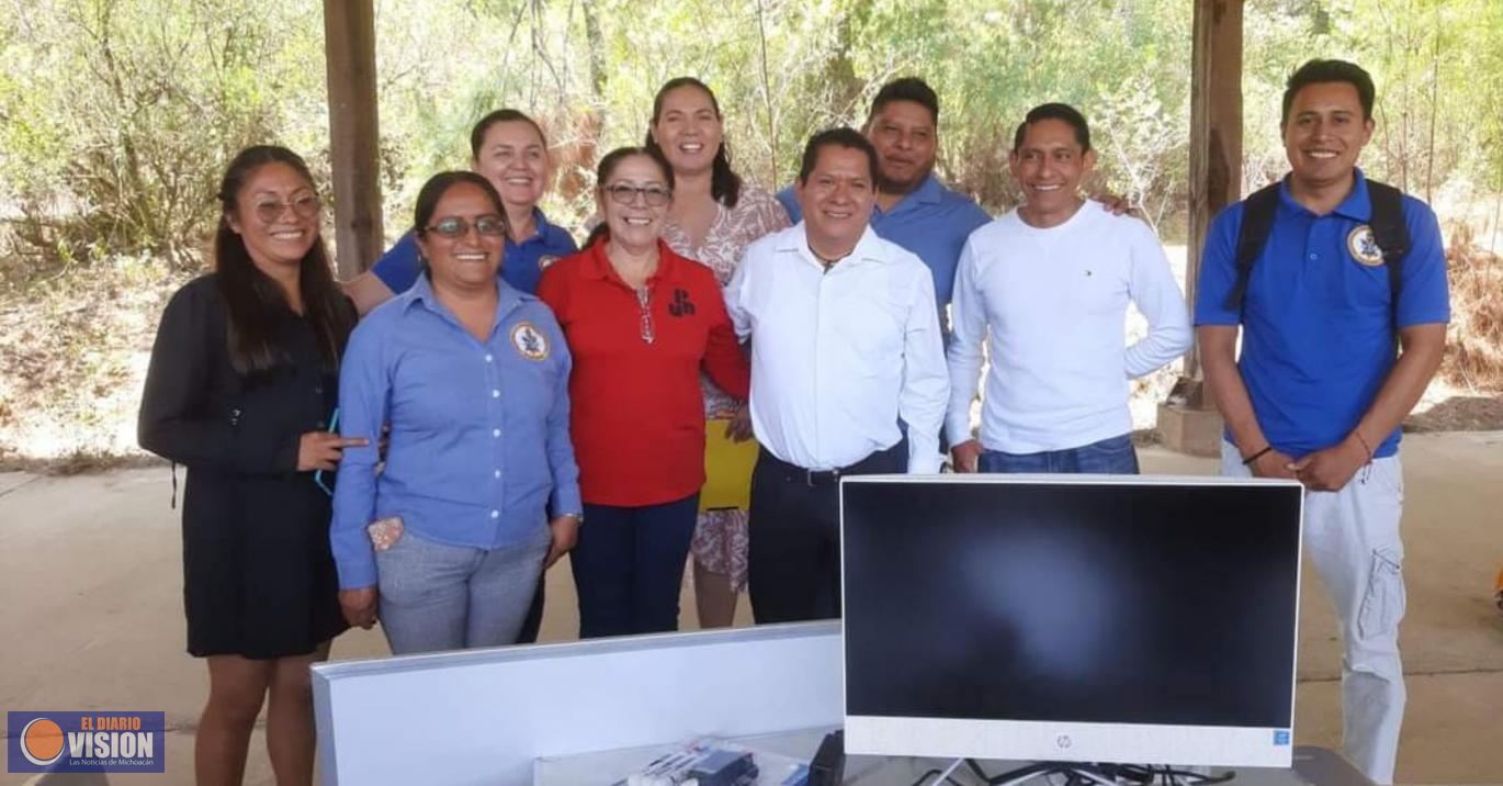Casimiro Méndez Ortiz visita la comunidad indígena de Pamatácuaro