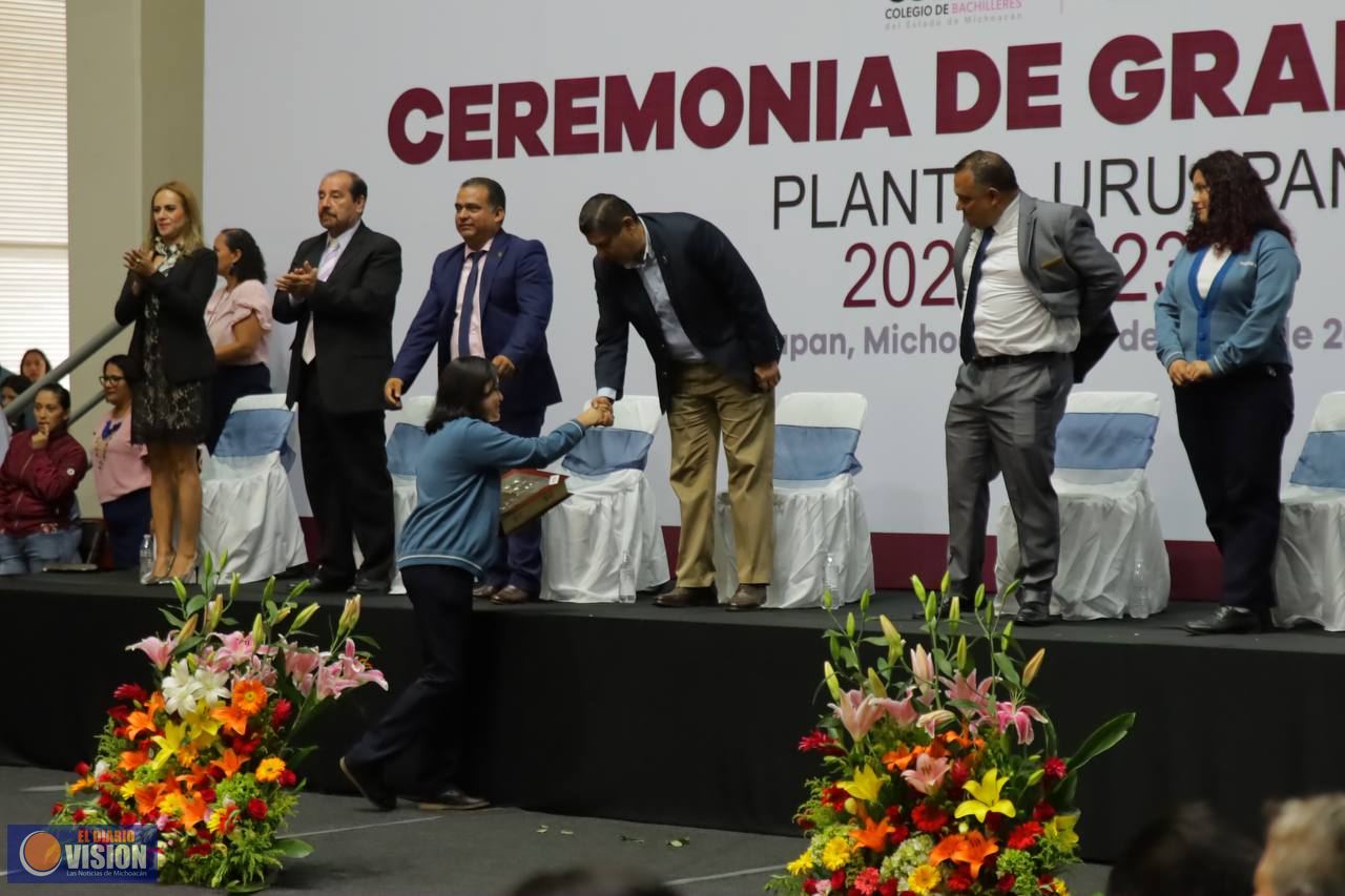 Nacho Campos acompaña a egresados del Cobaem Uruapan