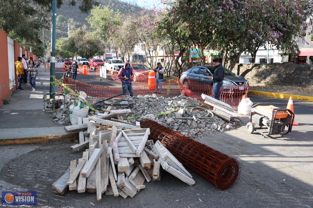 Llama Alfonso Martínez a circular con precaución en Av. Rotarismo por reparación de rejilla