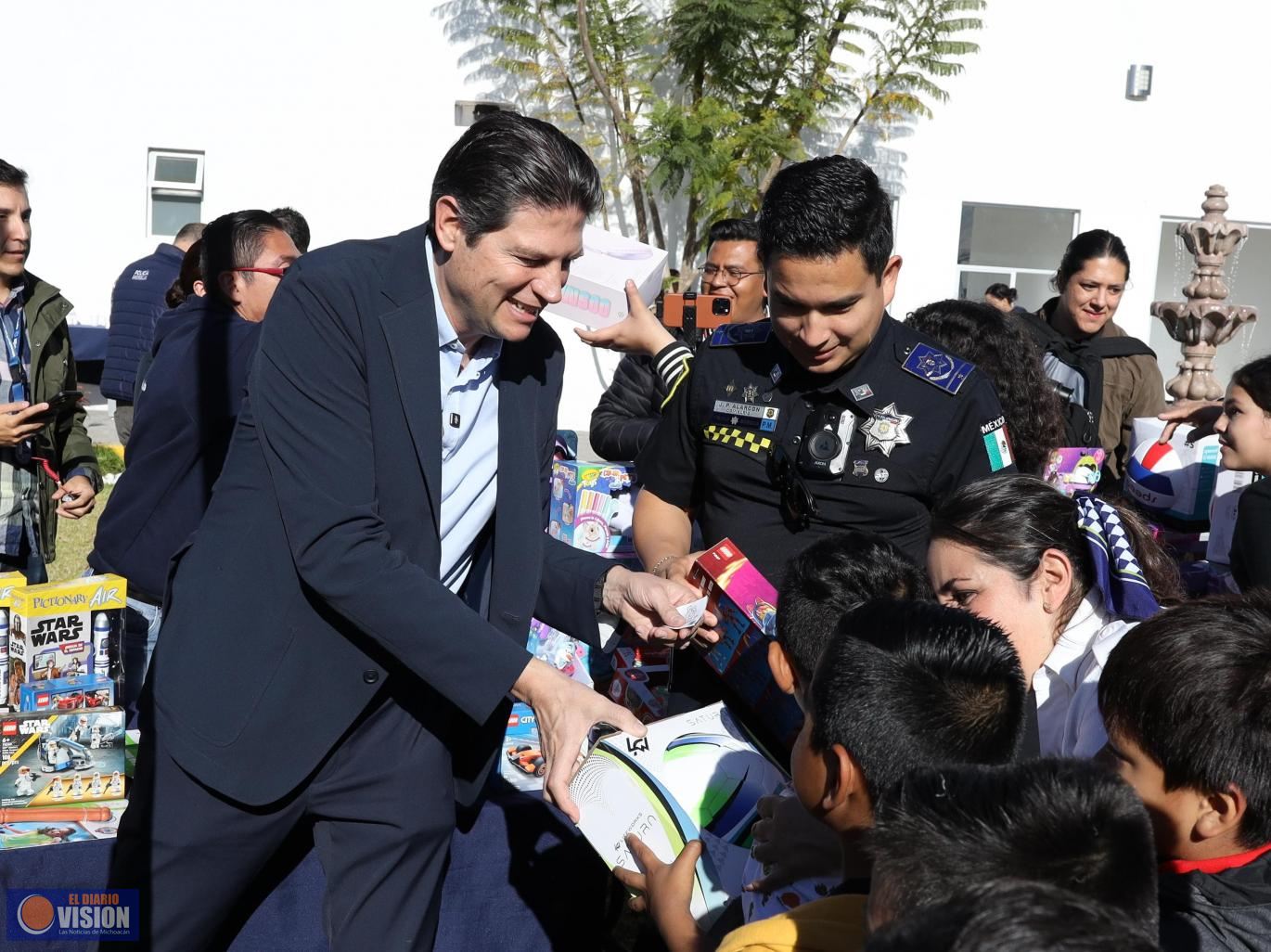 Alfonso Martínez y empresarios llevan alegría a hijos e hijas de Policía Morelia