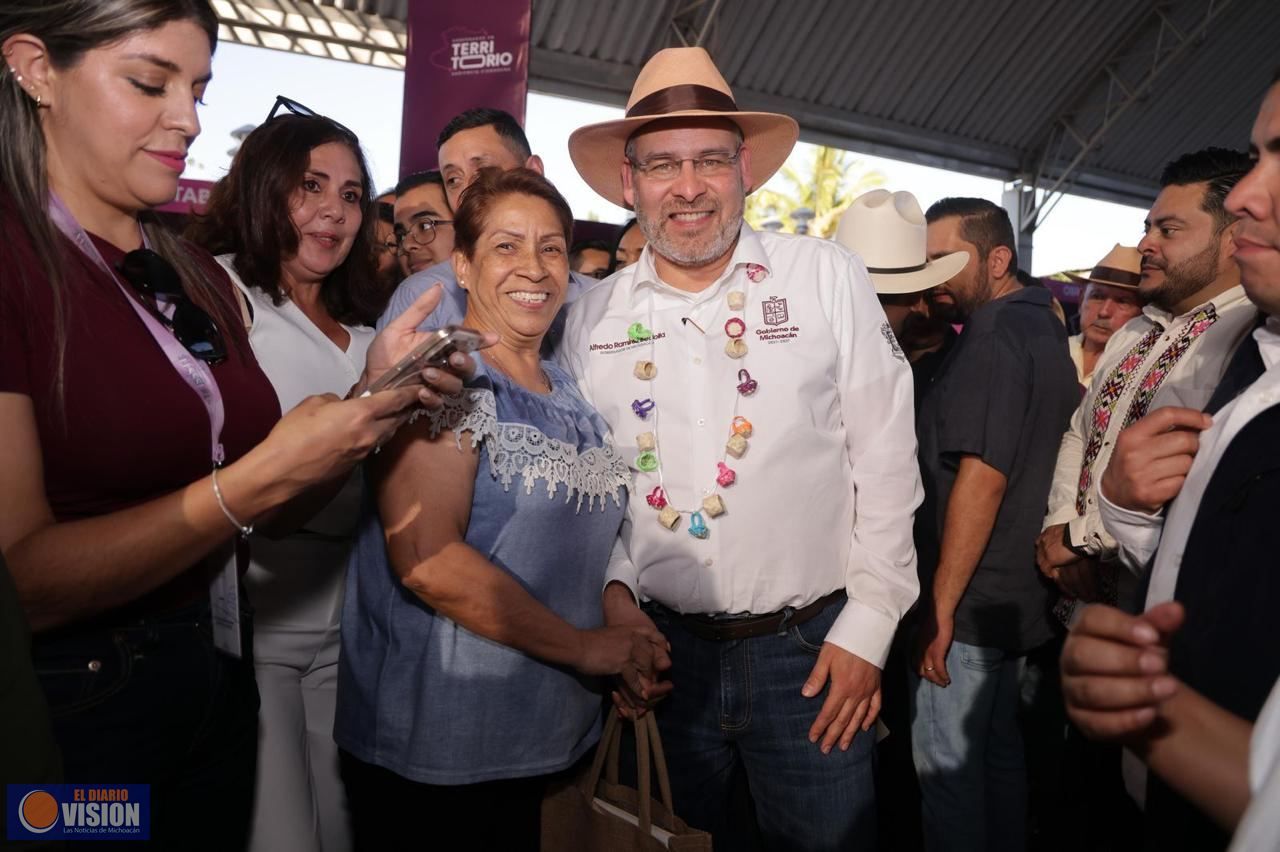 Atiende Bedolla propuestas ciudadanas en audiencia pública en Los Reyes