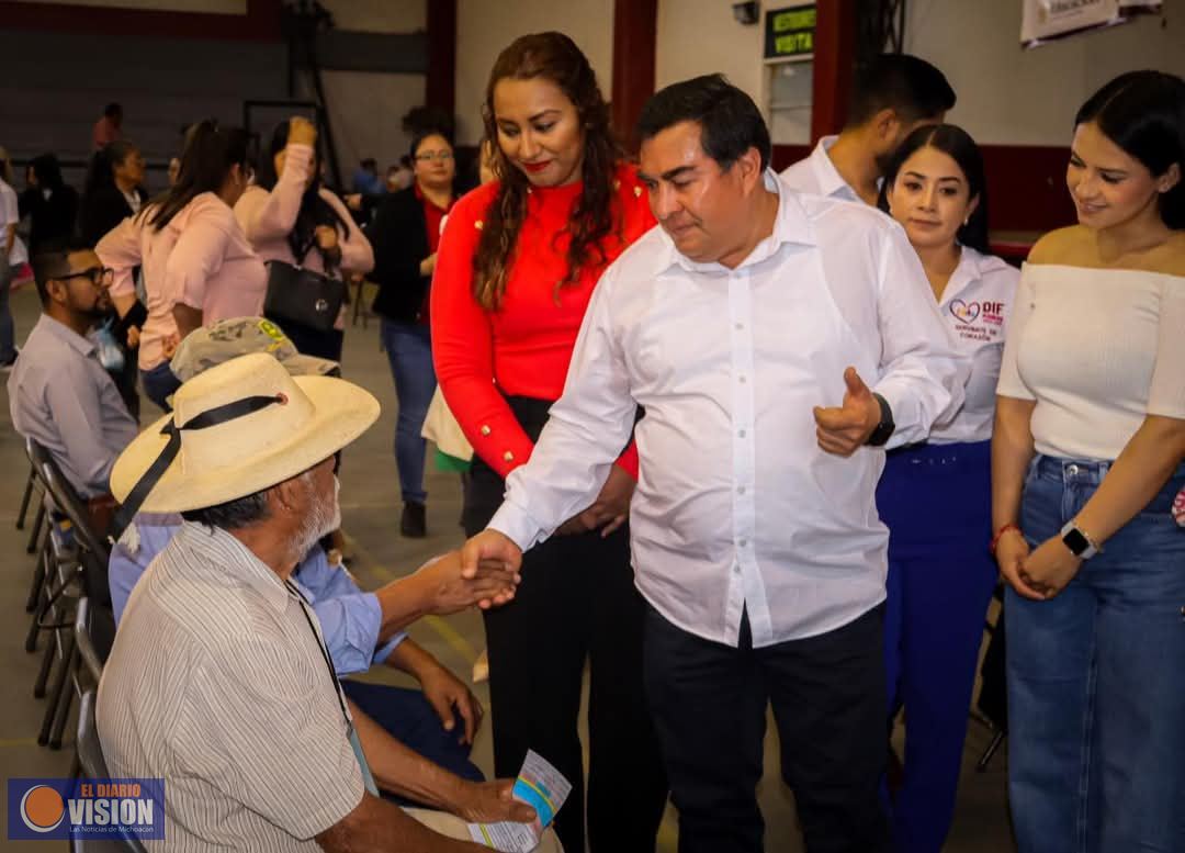 Entrega DIF Tacámbaro, aparatos auditivos y optométricos a personas que los requieran