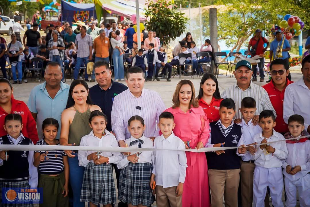 Inaugura Graciela Hernández Arreola, techumbre en la Primaria 