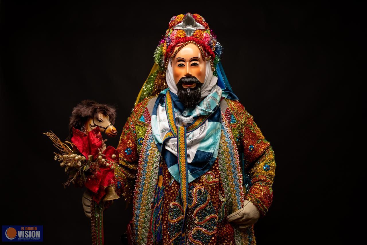 Tianguis de Uruapan estrena primera muestra fotográfica de indumentaria tradicional