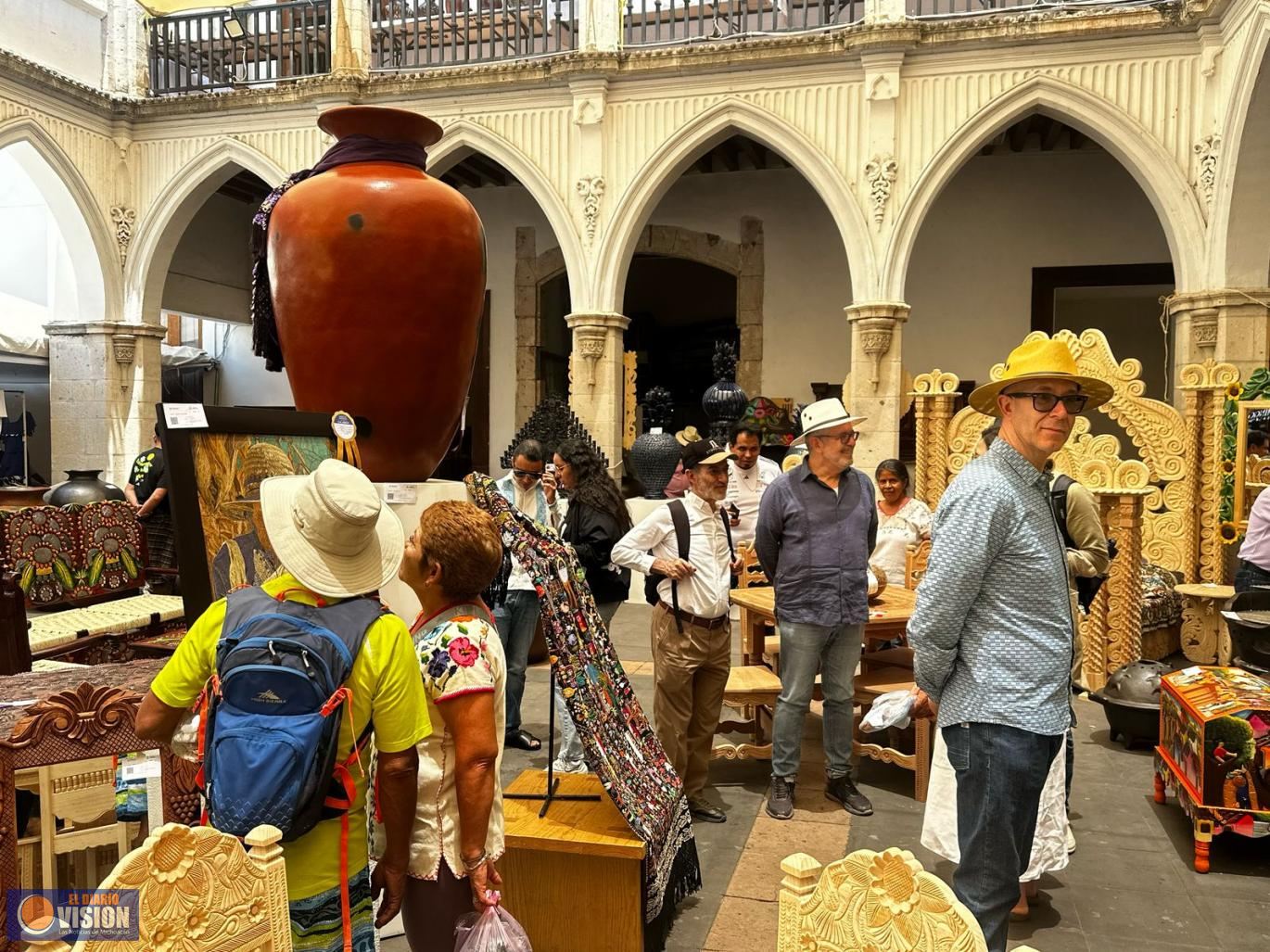 Turistas y visitantes viven la magia del Tianguis Artesanal de Uruapan