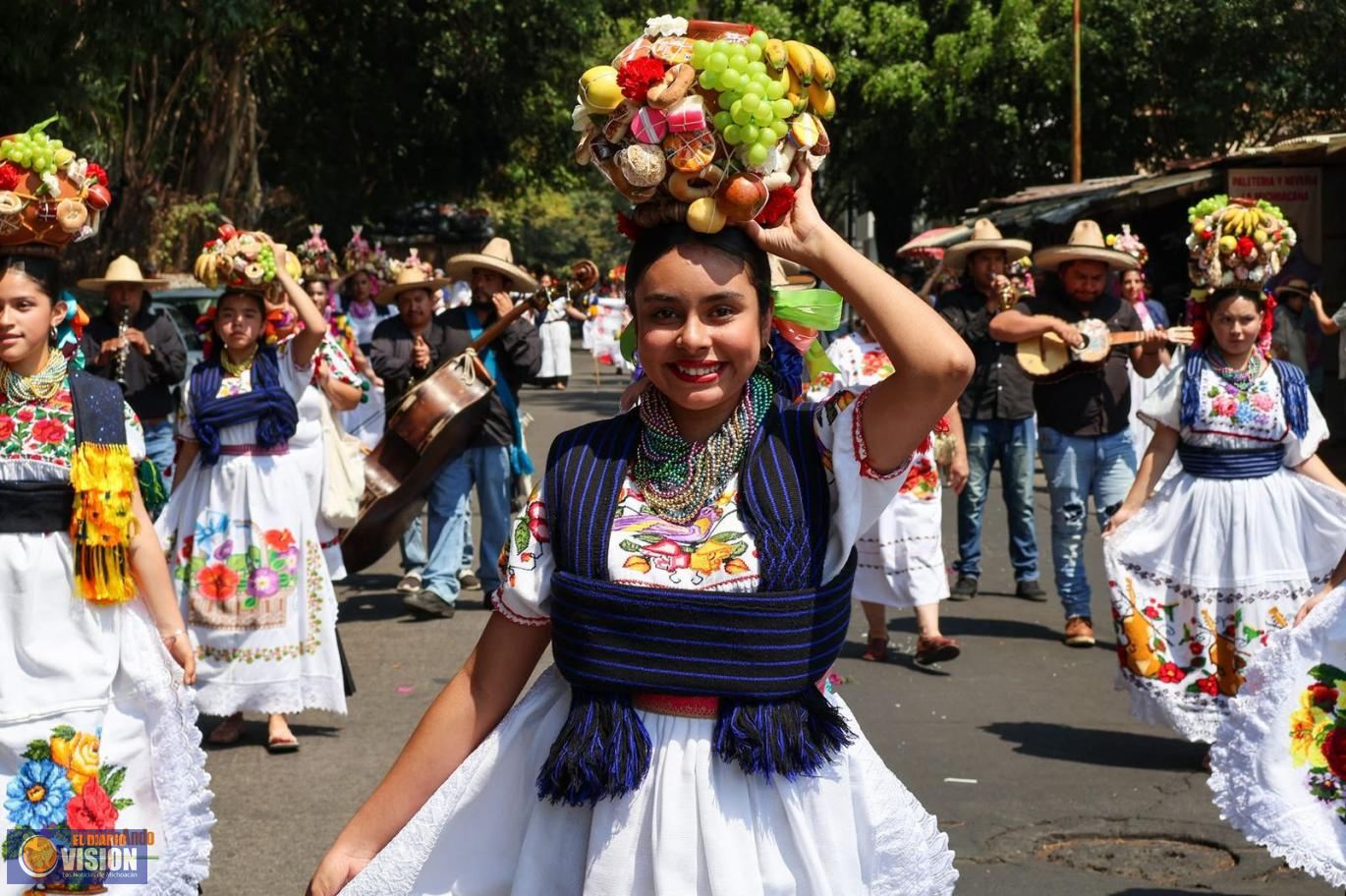 Vive el tradicional desfile de las aguadoras en Uruapan