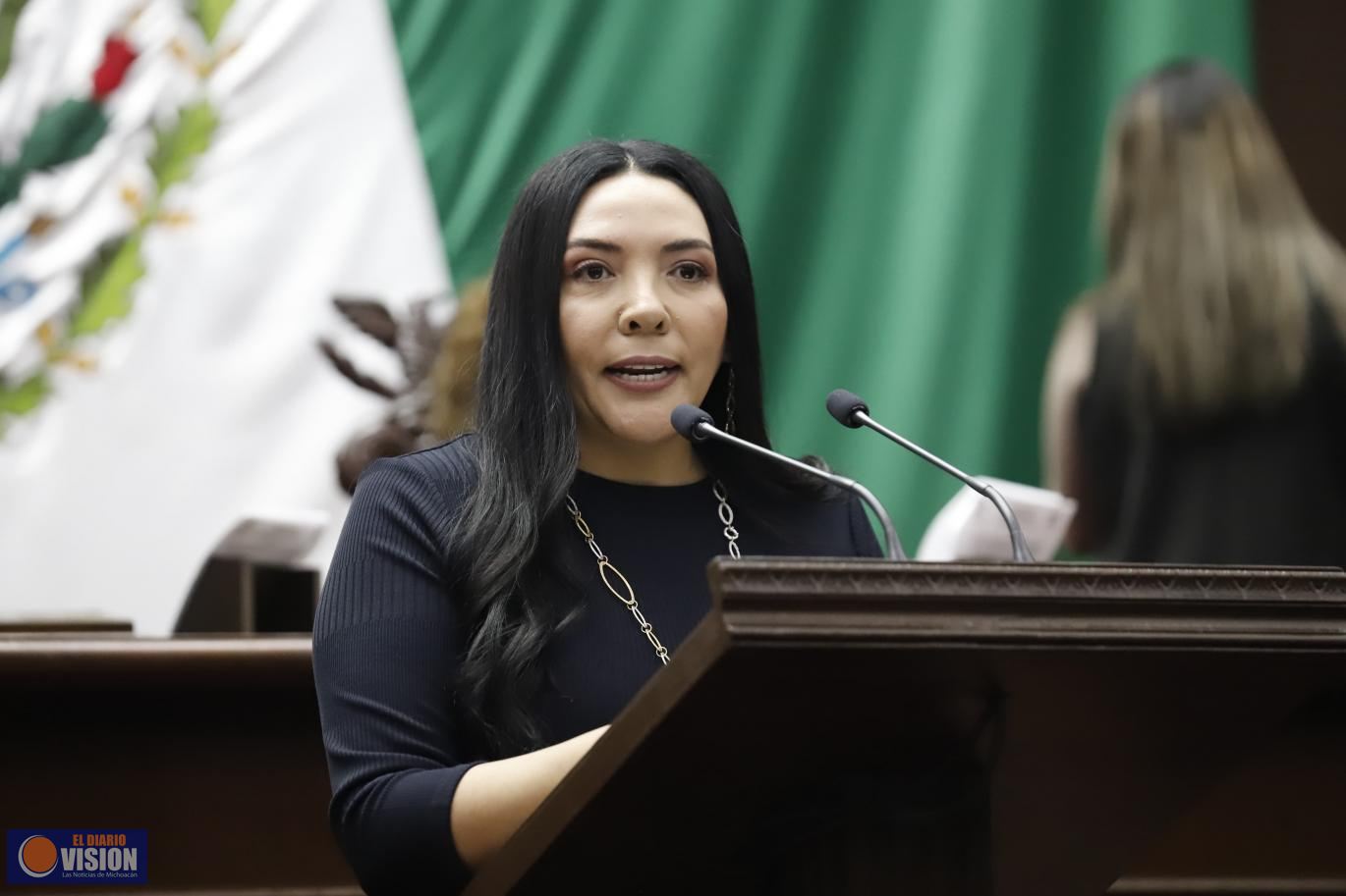 Adriana Campos propone homenajear a migrantes con inscripción con letras doradas del Congreso