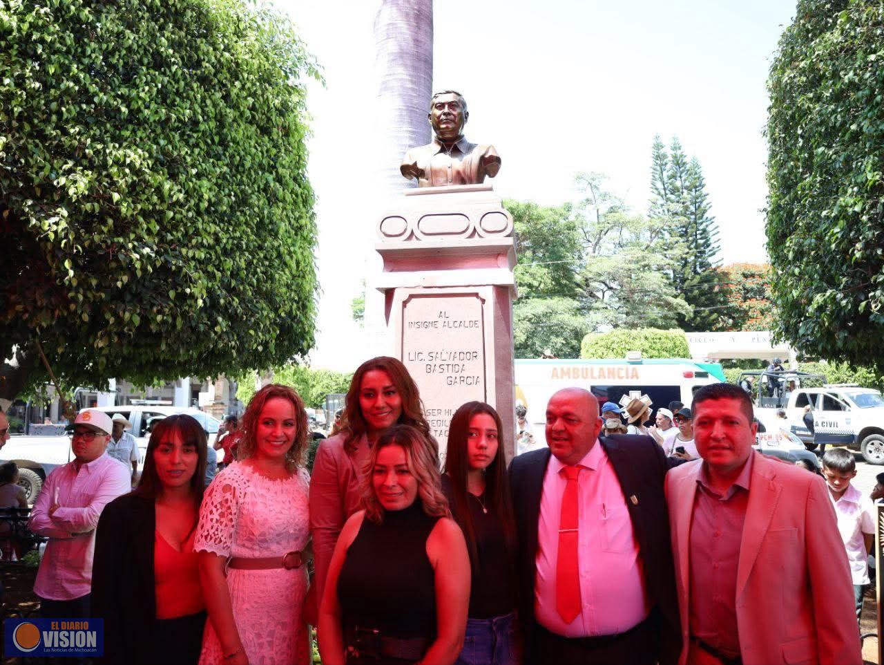Develan busto de Chavito Bastida, hijo predilecto de Tacámbaro
