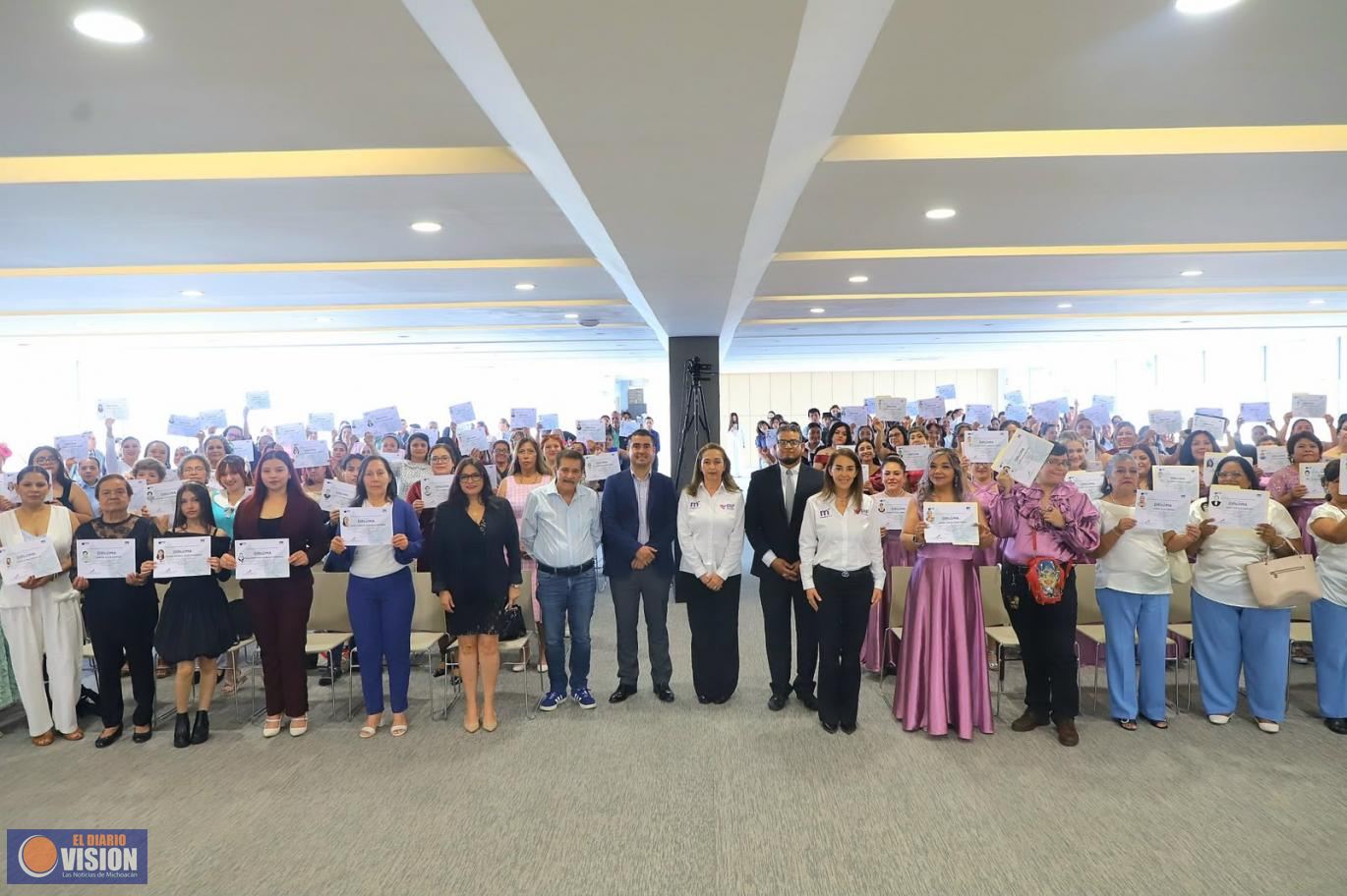 Paola Delgadillo impulsa el desarrollo comunitario con 487 egresados de los CECADES
