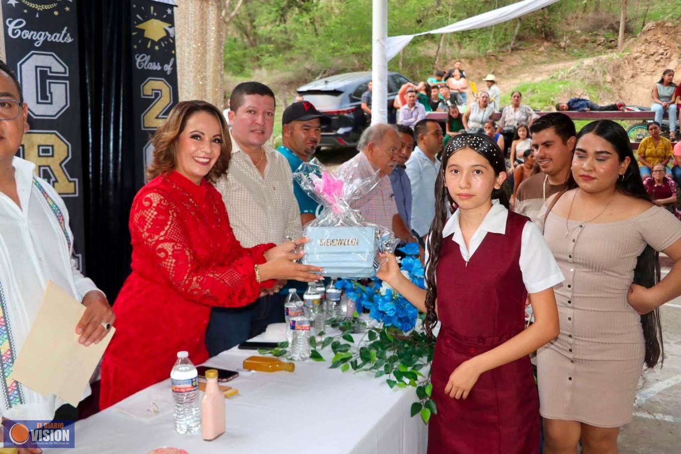 Asiste Graciela Hernández Arreola a la clausura del Jardín de Niños 