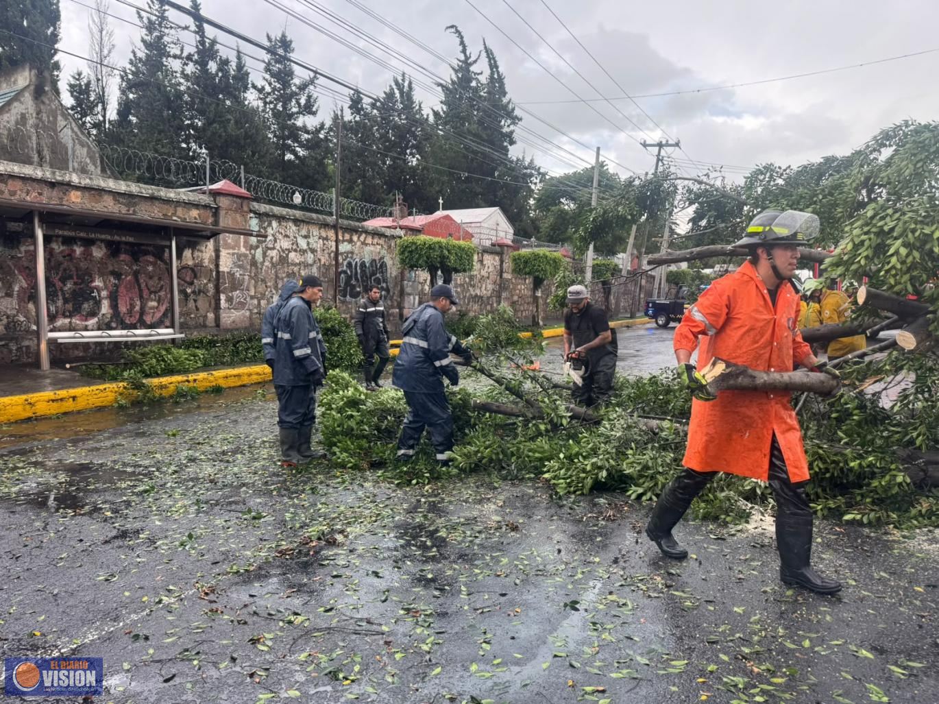 Atienden Brigadas Municipales reportes por lluvias de este viernes
