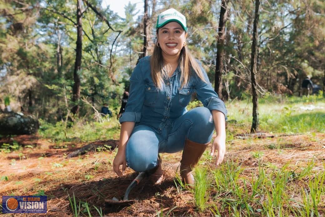 Dayana Pérez fortalece la campaña de reforestación